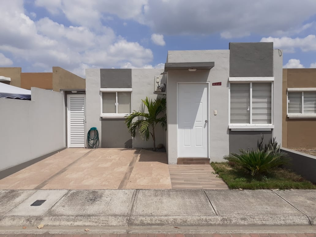 Casa de venta en Villas del Rey, remodelada, 2 dormitorios. - 583